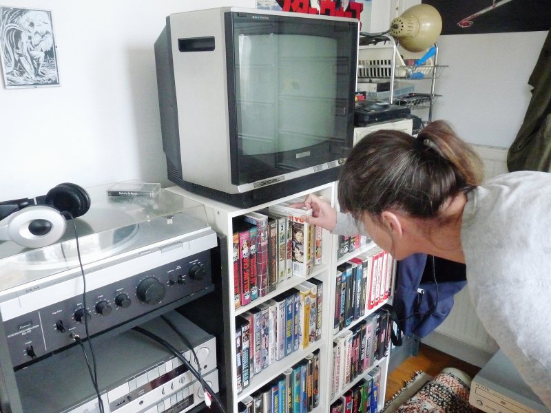 Nathalie Larguillier a une grande collection de cassettes VHS qu'elle regarde sur une vieille télé et avec un magnétoscope. - Margaux Rousset
