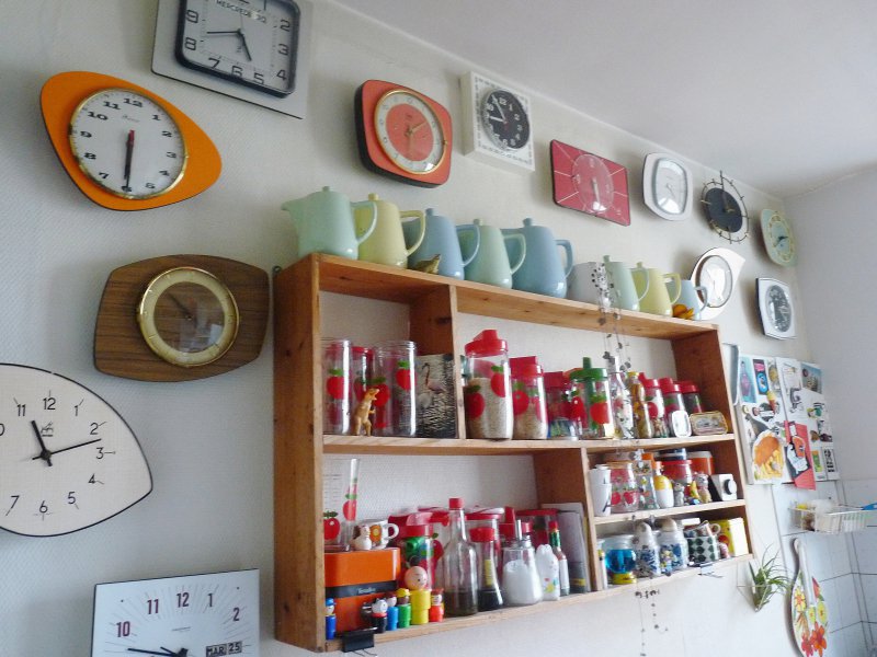 Dans la cuisine de Nathalie Larguillier des horloges vintages et une collection de vieux mug ornent les murs. - Margaux Rousset