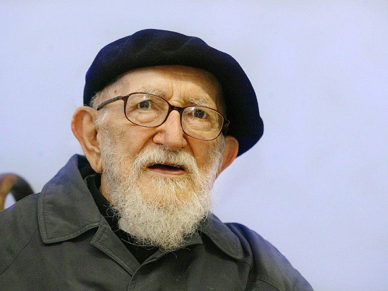 L'Abbé Pierre, fondateur du mouvement Emmaüs, le 16 septembre 2002 à Saint-Omer - PHILIPPE HUGUEN [AFP/Archives]