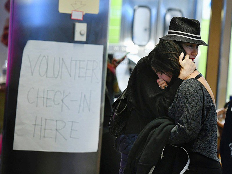 Une Iranienne en pleurs le 30 janvier 2016 à l'aéroport de Los Angeles - Mark RALSTON [AFP]