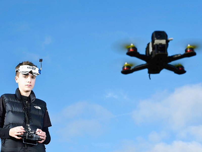 Luke Bannister, ado-oiseau et champion de courses de drones à Wiltshire, en Angleterre, le 22 décembre 2016 - Ben STANSALL [AFP]
