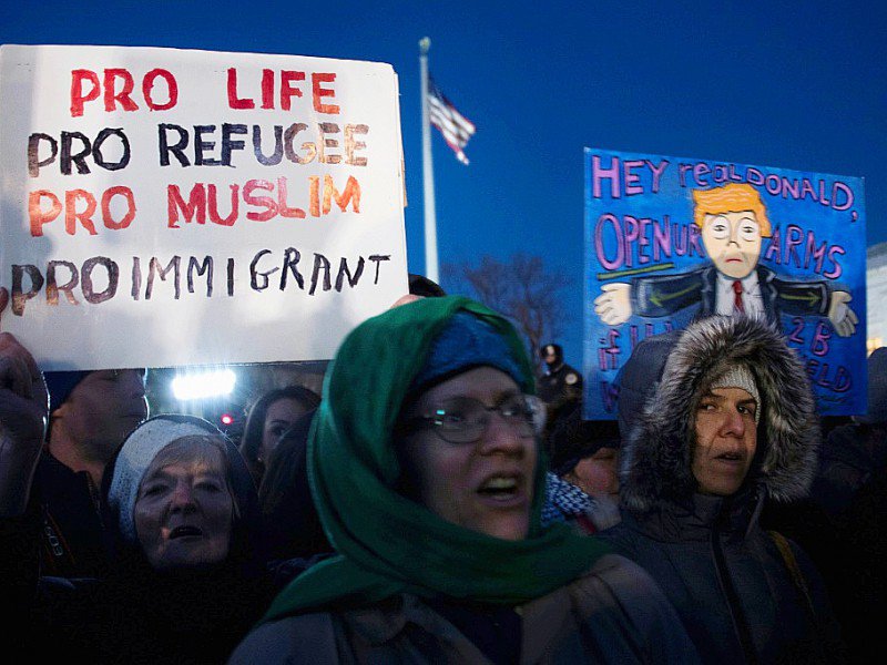 Des opposants au décret anti-immigration pris par Donald Trump manifestent devant la Cour Suprême, le 30 janvier 2017 à Washington - JIM WATSON [AFP]