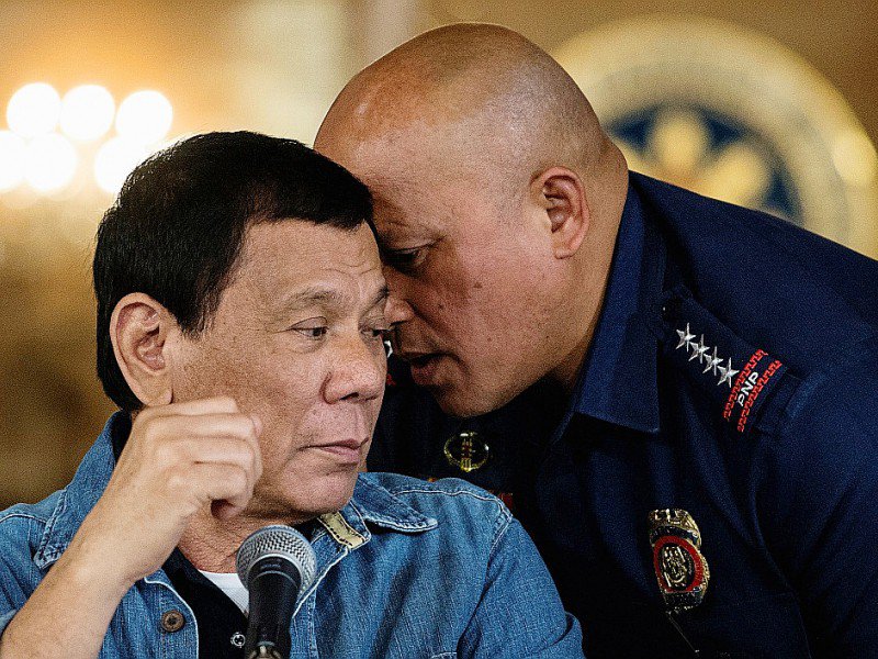 Le président philippin Rodrigo Duterte (G) écoute le directeur général de la police nationale philippine Ronald Dela Rosa, le 30 janvier 2017 à Manille - NOEL CELIS [POOL/AFP]