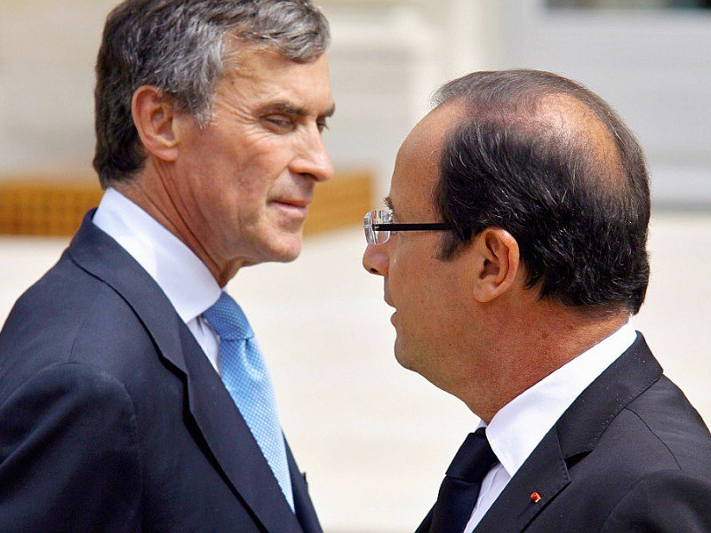 Jérôme Cahuzac et François Hollande dans la cour de l'Elysée le 4 juillet 2012 à Paris - MARION BERARD [AFP/Archives]
