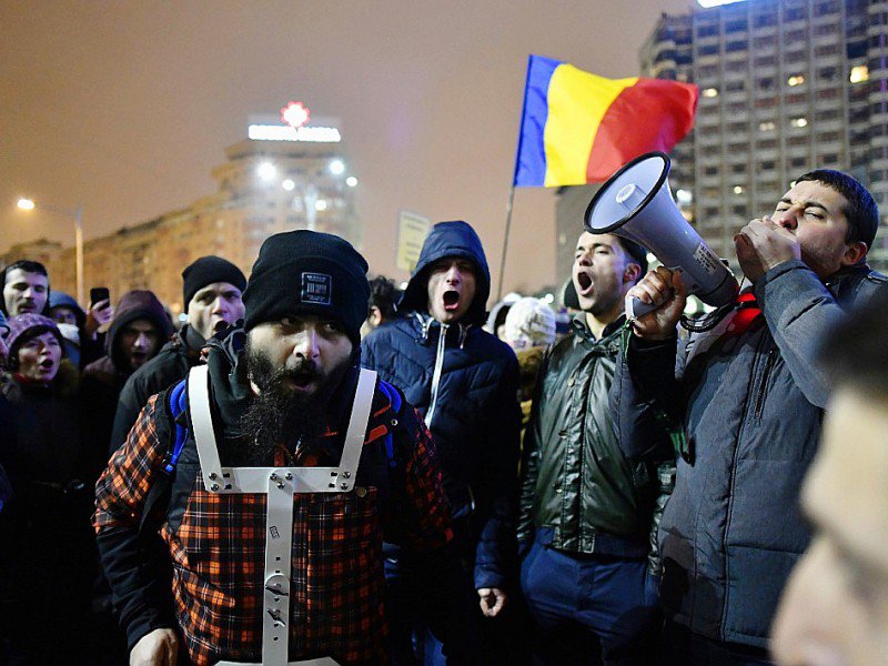 Manifestants devant le siège du gouvernement à Bucarest le 31 janvier 2017 - DANIEL MIHAILESCU [AFP]