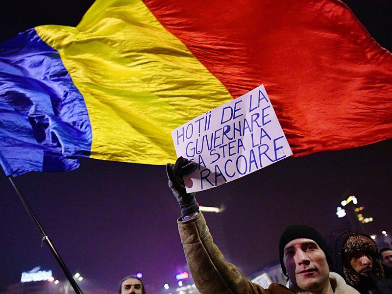Manifestants rassemblés devant le siège du gouvernement à Bucarest le 31 janvier 2017 - DANIEL MIHAILESCU [AFP]
