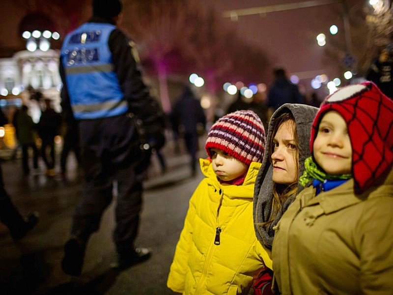Des enfants participent à la mainifestation contre le gouvernement à Bucarest le 31 janvier 2017 - ANDREI PUNGOVSCHI [AFP]