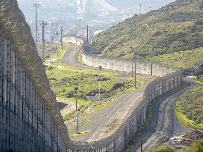 Fragment du mur à la frontière entre les Etats-Unis et le Mexique à San Ysidro, aux Etats-Unis, le 27 janvier 2017 - DAVID MCNEW [AFP]