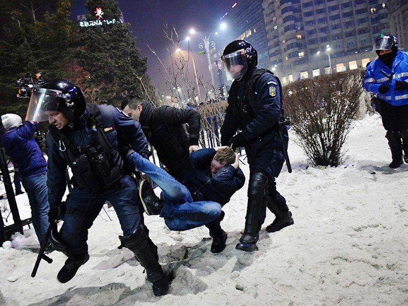 Des manifestants ont été arrêtés par la police, le 1er février 2017 à Bucarest - DANIEL MIHAILESCU [AFP]