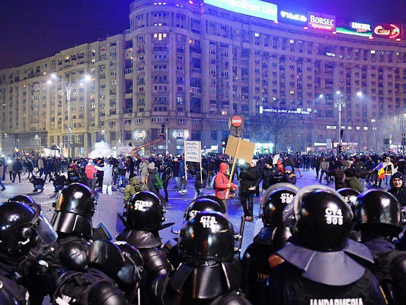 Les mnifestants, ici à Bucarest le 1er février 2017, étaient au moins 200.000 à travers le pays - DANIEL MIHAILESCU [AFP]