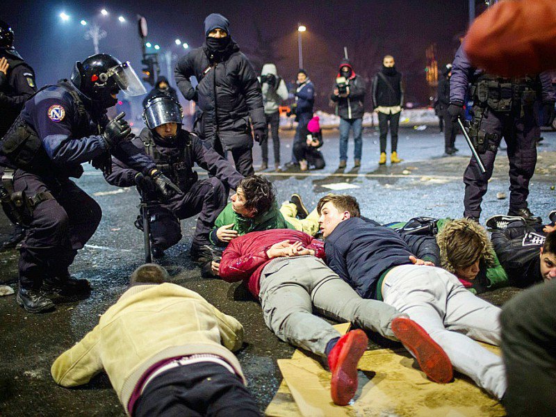 Des manifestants ont été arrêtés par la police, le 1er février 2017 à Bucarest - ANDREI PUNGOVSCHI [AFP]