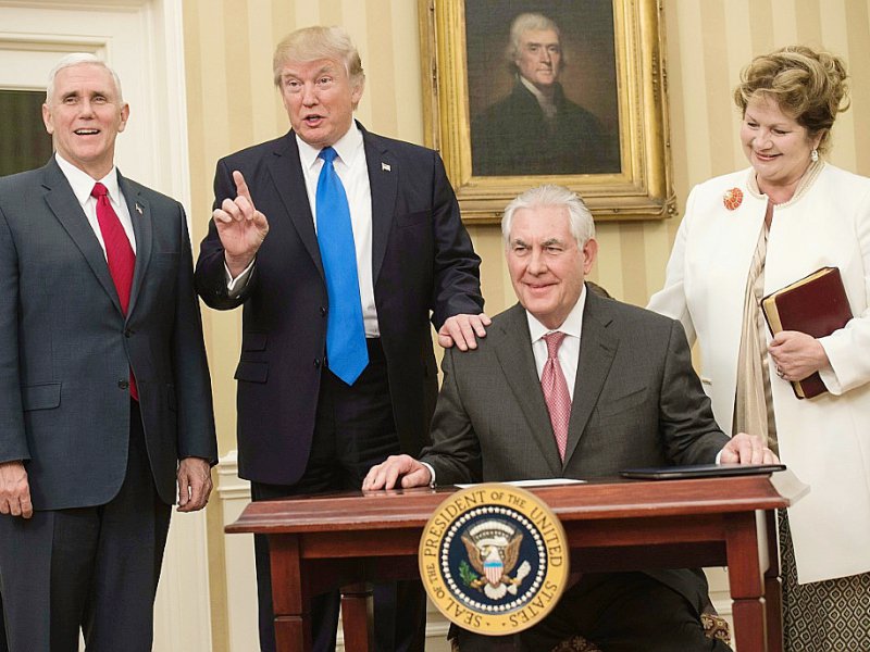 Le président américain Donald Trump, le vice-président Mike Pence, Rex Tillerson (assis), le nouveau secrétaire d'état aux côtés de sa femme, le 1er février 2017 à Washington - NICHOLAS KAMM [AFP]