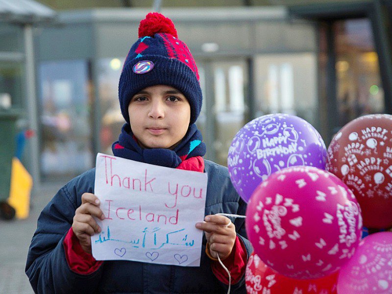 Un enfant syrien remercie l'Islande lors de l'accueil des premiers réfugiés, le 19 janvier 2016 à l'aéroport de Keflavik - hag / Haraldur Guðjónsson [AFP/Archives]