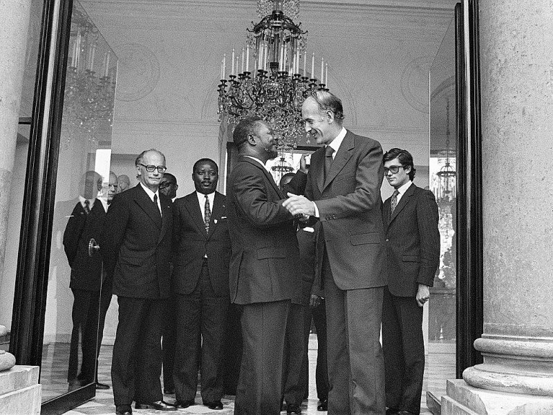 Le président de la République française Valéry Giscard d'Estaing (G) raccompagne le 03 mars 1975 le maréchal Jean Bedel Bokassa, sur le perron du Palais de l'Élysée à Paris, à l'issue d'un entretien - [AFP/Archives]