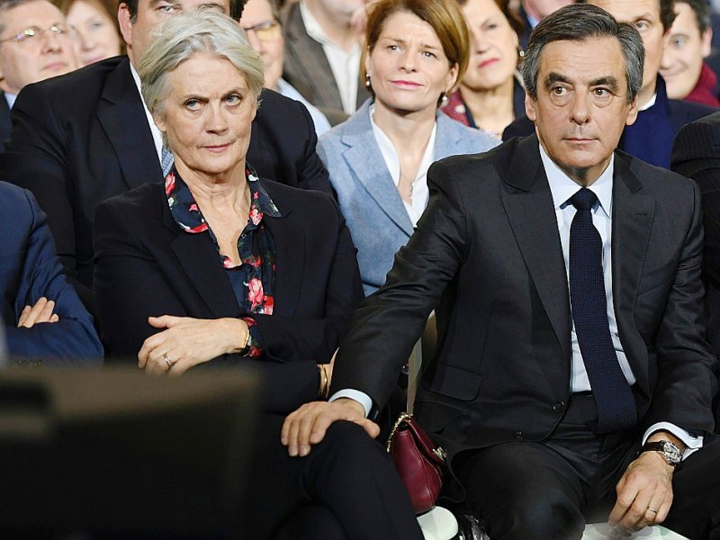 Penelope et François Fillon lors d'un meeting pour la présidentielle le 29 janvier 2017 à Paris - Eric FEFERBERG [AFP/Archives]