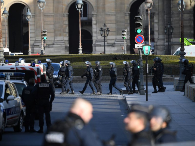 Des policiers patrouillent près du musée du Louvre le 3 février 2017 à Paris, après une attaque contre des militaires en faction par un homme armé d'une machette - Eric FEFERBERG [AFP]
