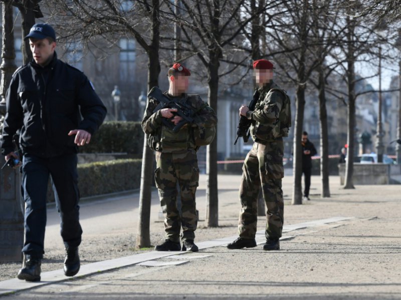 Des policiers et militaires patrouillent près du musée du Louvre le 3 février 2017 à Paris, après une attaque contre des militaires en faction par un homme armé d'une machette - ALAIN JOCARD [AFP]