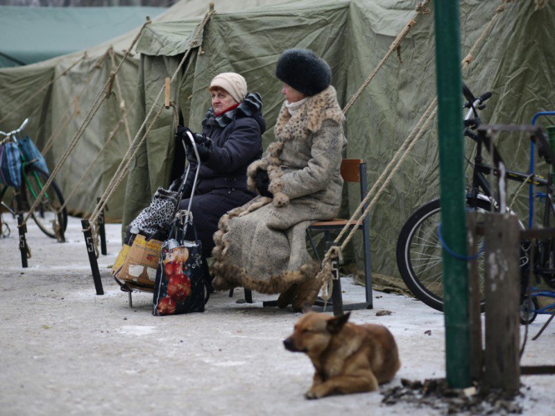 Des habitants à l'extérieur de tentes chauffées mises en place pour protéger les habitants du froid, le 2 février 2017 à Avdiivka (Ukraine) - Alexey FILIPPOV [AFP]