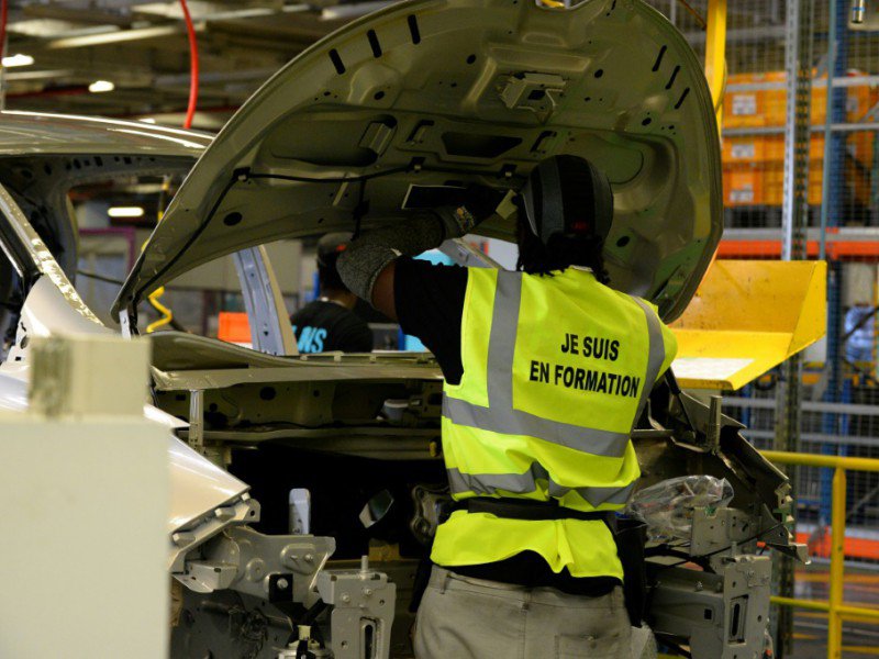 Un ouvrier en formation le 3 février 2017 à l'usine Renault de Flins-sur-Seine - ERIC PIERMONT [AFP]