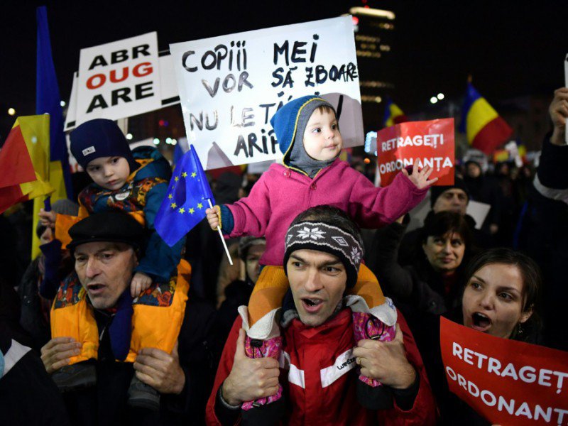 Des Roumains manifestent le 3 février 2017 devant le siège du gouvernement à Bucarest la tentative du gouvernement social-démocrate d'assouplir la législation anticorruption - DANIEL MIHAILESCU [AFP]