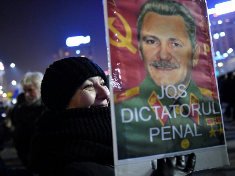 Une manifestante tient un portrait du chef du Parti social-démocrate Liviu Dragnea, actuellement poursuivi par la justice, le 1er février 2017 à Bucarest - DANIEL MIHAILESCU [AFP/Archives]