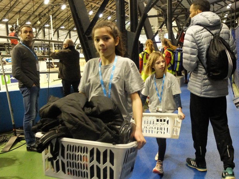 De jeunes bénévoles sont chargés des affaires des athlètes - Dorine Goth