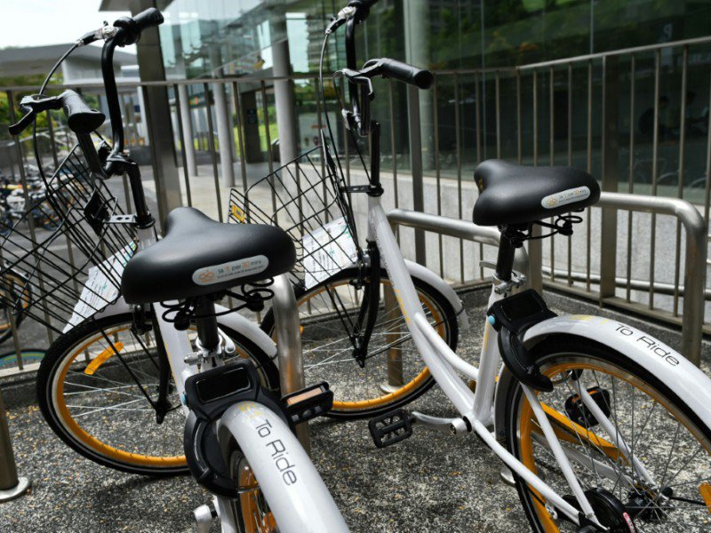 Des bicyclettes de vélopartage de la société Obike, disponibles le 1er février 2017 près d'une gare à Singapoure - ROSLAN RAHMAN [AFP]