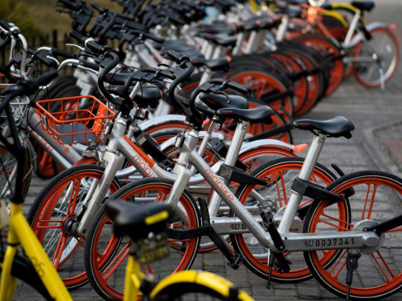Des bicyclettes des sociétés de vélopartage Mobike et Ofo alignées le 31 janvier 2017 dans une rue de Shanghai - Johannes EISELE [AFP]