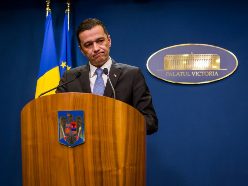 Le Premier ministre roumain Sorin Grindeanu annonce l'abrogation du décret controversé assouplissant la législation anticorruption, le 4 février 2017 à Bucarest - ANDREI PUNGOVSCHI [AFP]