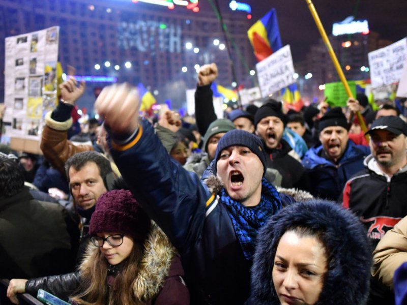 Des manifestants demandent l'abrogation d'un décret controversé assouplissant la législation anticorruption, le 4 février 2017 à Bucarest - DANIEL MIHAILESCU [AFP]