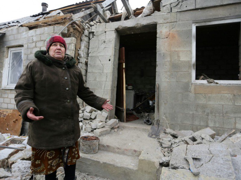 Dégâts causés par des bombardements à Avdiivka, dans l'est séparatiste prorusse de l'Ukraine, le 2 février 2017 - Aleksey FILIPPOV [AFP/Archives]