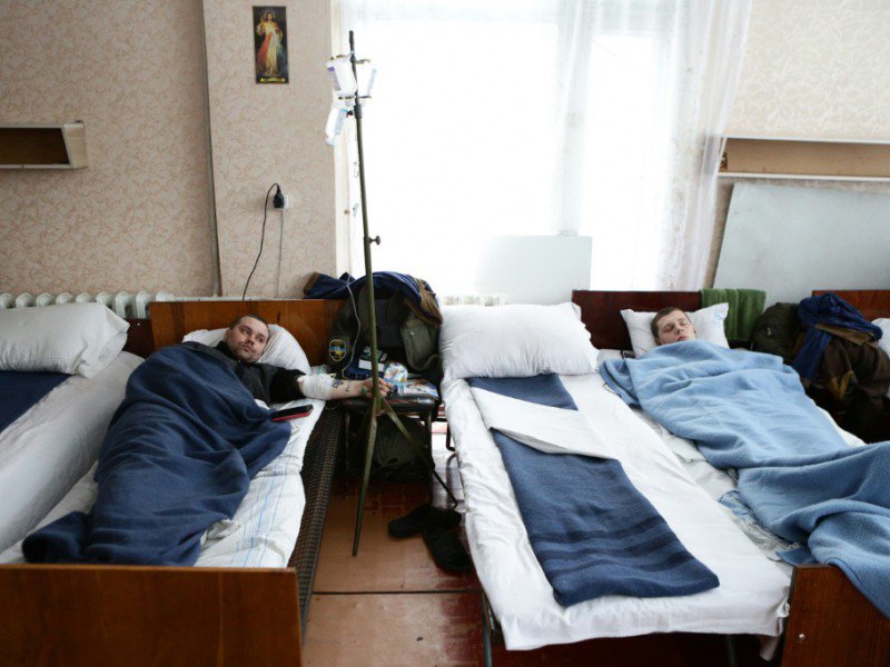 Des militaires ukrainiens blessés dans un hôpital près  d'Avdiivka, dans la région de Donetsk, le 5 février 2017 - Aleksey FILIPPOV [AFP]