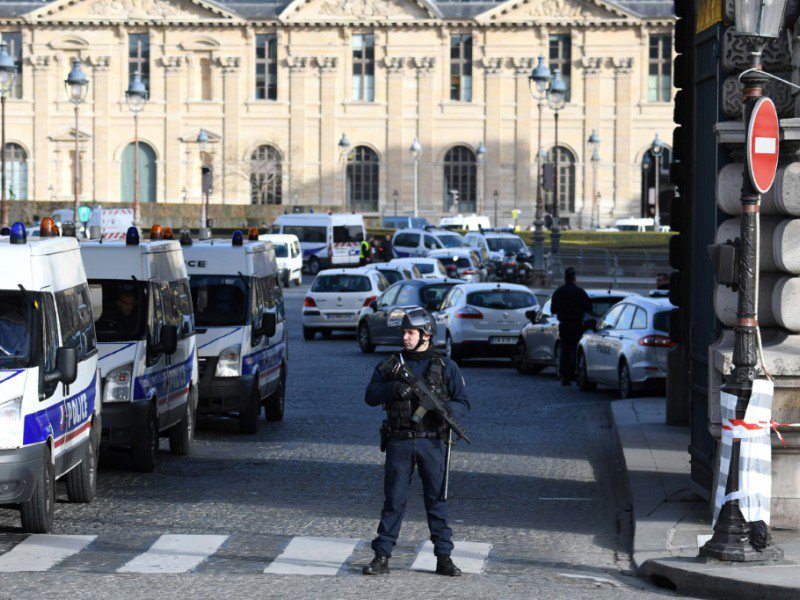 Un policier devant le Louvre, le 3 février 2017 - ALAIN JOCARD [AFP]