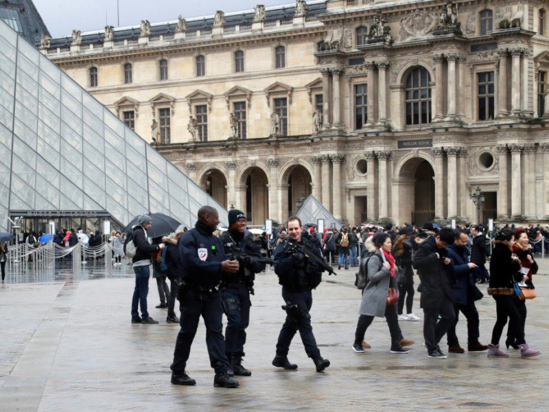 Forces de sécurité déployées le 4 février 2017 à l'entrée du Louvre à Paris - JACQUES DEMARTHON [AFP]