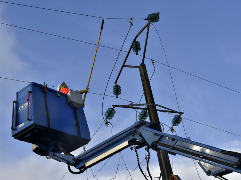 Des techniciens d'Enedis réparent des lignes électriques le 5 février 2017 pèrs de Bégadan - GEORGES GOBET [AFP]