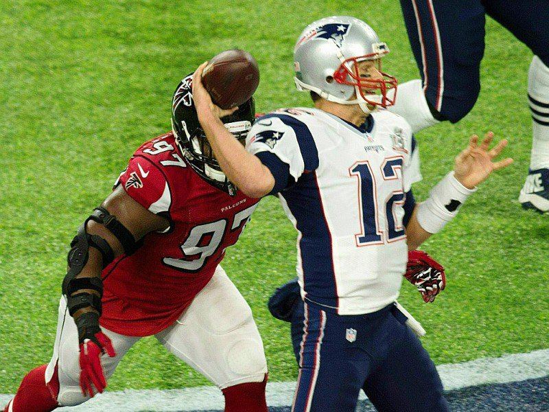 Tom Brady des Patriots lance un ballon durant le Super Bowl le 5 février 2017 à Houston, Texas - VALERIE MACON [AFP]