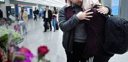 Le docteur Muhamad Alhaj Moustafa, citoyen syrien  accueille sa femme de retour aux Etats-Unis, après un voyage à Doha, le 6 février 2017 à l'aéroport de Dulles en Virginie - Brendan Smialowski [AFP]