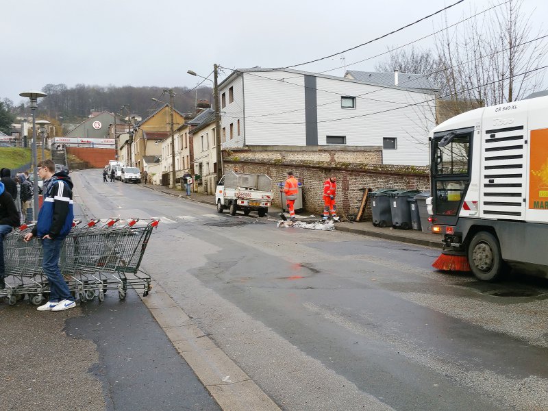 En milieu de matinée, les services de la Ville étaient à l'œuvre pour nettoyer les vestiges de la barricade enflammée. - Aurélien Delavaud