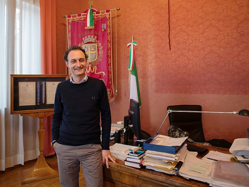 Pour le maire de Bellune Jacopo Massaro, les travaux d'intérêt général sont l'occasion pour les migrants comme pour les habitants, dont beaucoup étaient sceptiques au départ, d'apprendre à se connaître. - MIGUEL MEDINA [AFP]