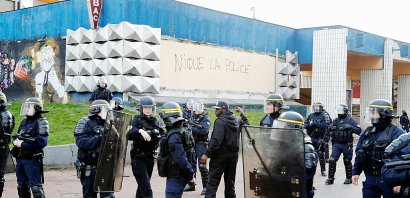 Les forces de l'ordre déployés à Aulnay-sous-Bois où sur un mur on peut lire "nique la police", le 6 février 2017 - FRANCOIS GUILLOT [AFP]