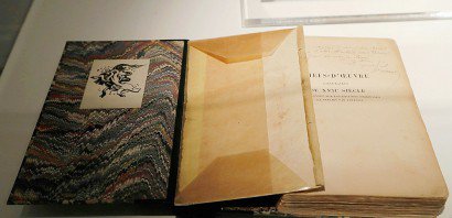 Un exemplaire du livre "Les caractères de Théophraste" de La Bruyère, reçu en prix par le poète Arthur Rimbaud en 1870, exposé à Paris le 4 février 2017 avant sa mise aux enchères chez Sotheby's - FRANCOIS GUILLOT [AFP/Archives]