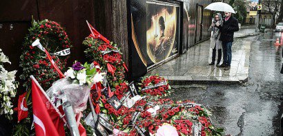 Des fleurs et des messages déposés devant la boîte de nuit La Reina où une attaque, revendiquée par le groupe Etat Islamique, a fait 39 morts, le 5 janvier 2017 à Istanbul, en Turquie - OZAN KOSE [AFP/Archives]