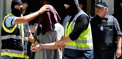Des policiers espagnols arrêtent un Marocain suspecté de recruter par internet des apprentis-jihadistes pour le compte du groupe Etat islamique, le 7 juin 2016 à Valence - JOSE JORDAN [AFP/Archives]