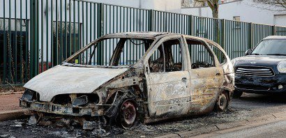 Carcasse d'une voiture brûlée dans le quartier de la Rose des Vents, aussi appelé Cité des 3000 à Aulnay-sous-Bois le 7 février 2017 - GEOFFROY VAN DER HASSELT [AFP]