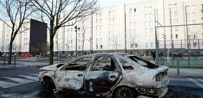 Carcasse d'une voiture brûlée dans le quartier de la Rose des Vents, aussi appelé Cité des 3000 à Aulnay-sous-Bois le 7 février 2017 - GEOFFROY VAN DER HASSELT [AFP]