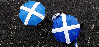 Des écossais indépendantistes avec des parapluies aux couleurs de leur nation, le 30 juillet 2016 à Glasgow - Andy Buchanan [AFP/Archives]