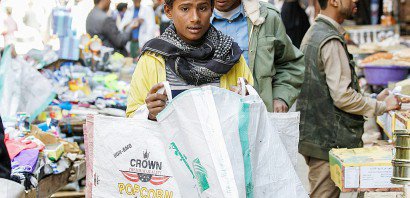 Un jeune Yéménite vend des sacs en plastique dans une rue de Sanaa, le 24 janvier 2017 - MOHAMMED HUWAIS [AFP]