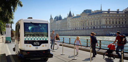 Un minibus sans conducteur de la RATP est testé le lond de la Seine le 24 septembre 2016 à Paris - Eric FEFERBERG [AFP/Archives]