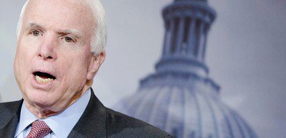 Le sénateur républicain John McCain lors d'une conférence de presse le 13 janvier 207 à Washington - BRENDAN SMIALOWSKI [AFP/Archives]