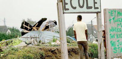 Un écriteau "Ecole" resté debout après le démantèlement de la jungle le 1er novembre 2016 à Calais - PHILIPPE HUGUEN [AFP/Archives]